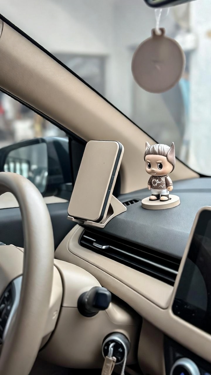 Themed Accessories for Cohesive Stories